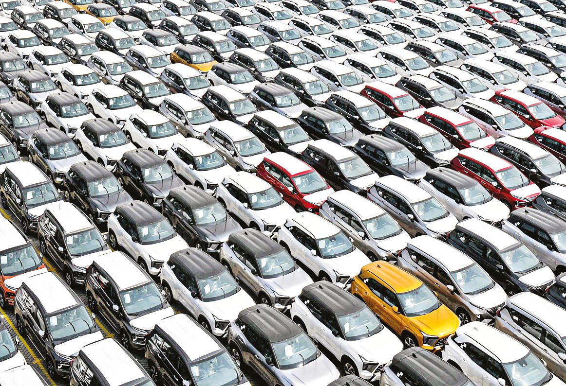 Bisnis/Himawan L Nugraha Deretan mobil ekspor berada di pelabuhan PT Indonesia Kendaraan Terminal Tbk. (IPCC) di Tanjung Priok, Jakarta.